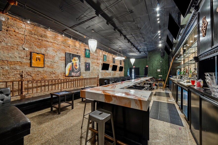 More Photos Of 110 Main St, Houston General Retail For Lease