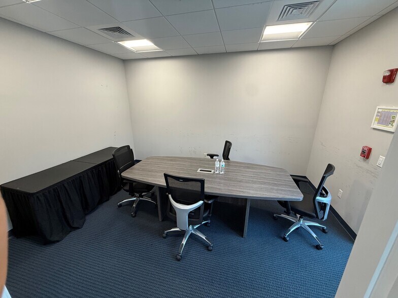 More Photos Of 671-673 NW Enterprise Dr, Port, Port Saint Lucie Manufacturing For Lease