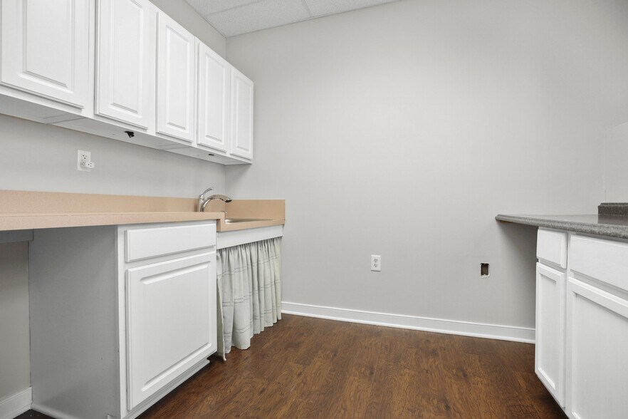 More Photos Of 10708 Ballantraye Dr, Fredericksburg Medical For Sale