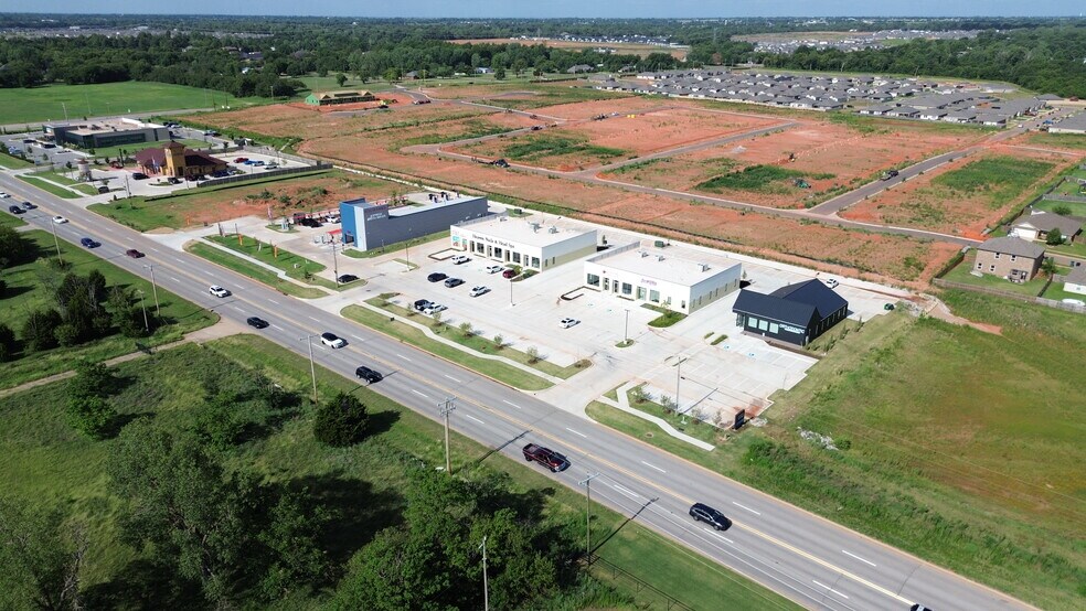 More Photos Of 2725-2801 S Mustang Rd, Yukon Storefront For Lease