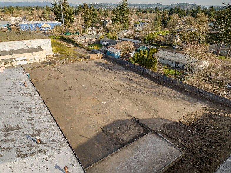 More Photos Of 14410 SE Stark St, Portland Showroom For Sale