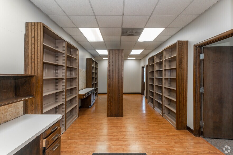 More Photos Of 216 W Madison St, Waukegan Office For Sale