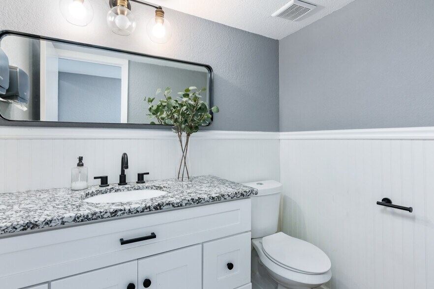 More Photos Of 2023 Lockhill Selma Rd, San Antonio Office Residential For Sale