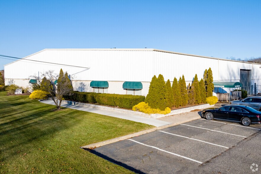 Primary Photo Of 885 Waverly Ave, Holtsville Warehouse For Lease