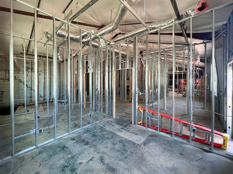More Photos Of 628 Meridian St N, Huntsville Freestanding For Lease
