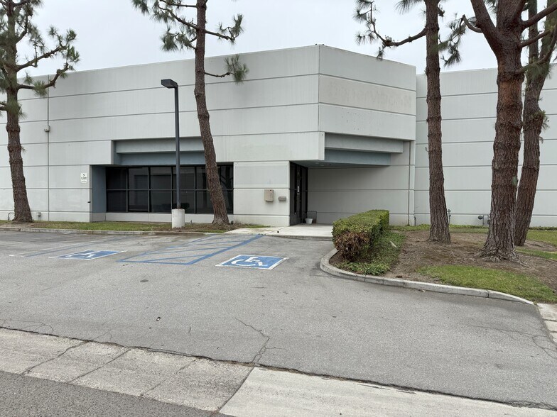 More Photos Of 7442 Vincent Cir, Huntington Beach Manufacturing For Lease