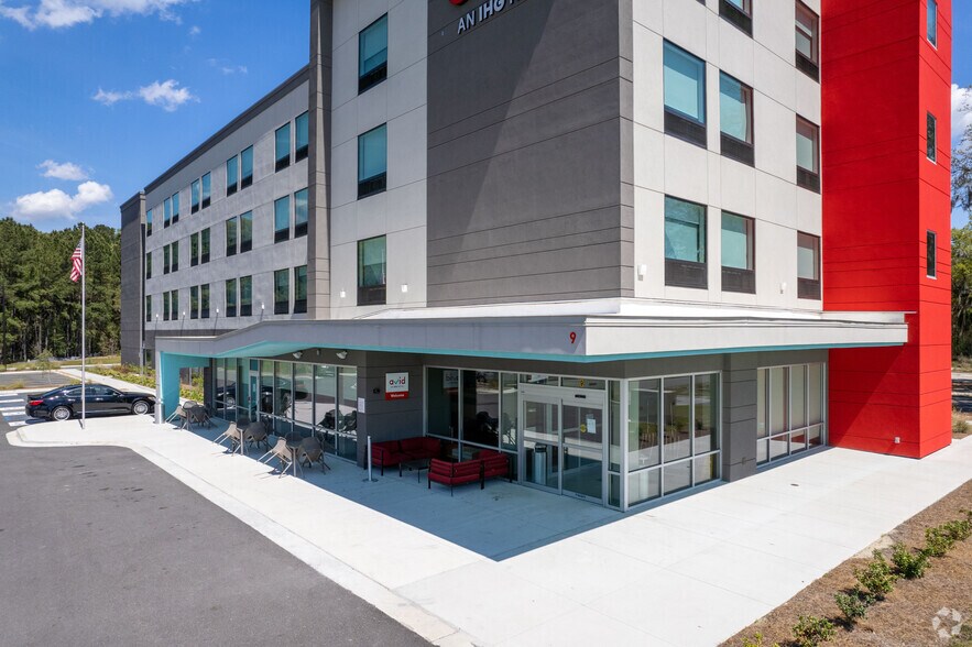More Photos Of 9 Gateway Blvd W, Savannah Hotel For Sale