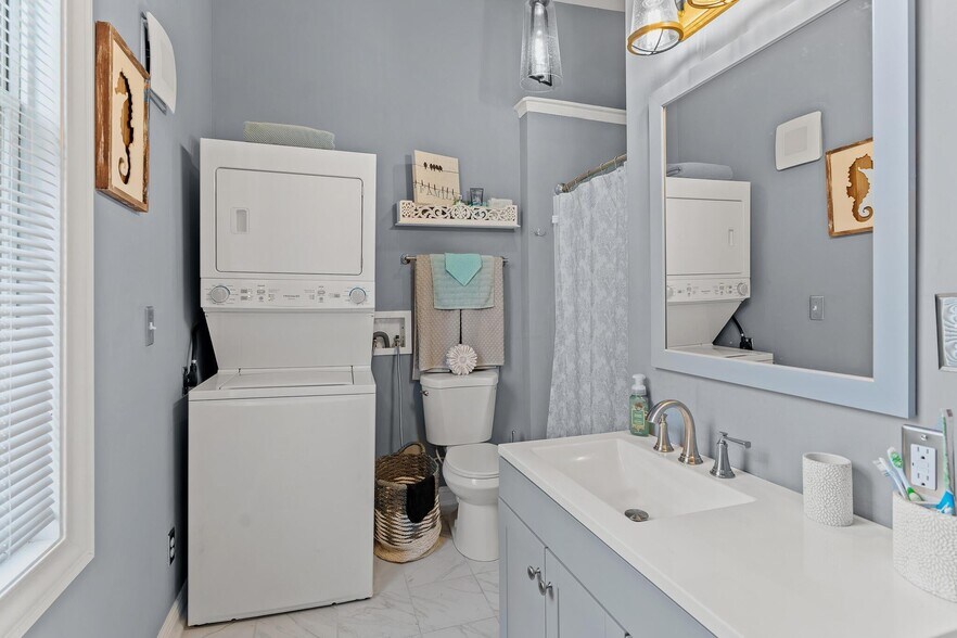 More Photos Of 1550 Lewis Center Rd, Lewis Center Freestanding For Sale