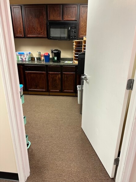 More Photos Of 7300-7350 Heritage Village Plz, Gainesville Coworking Space