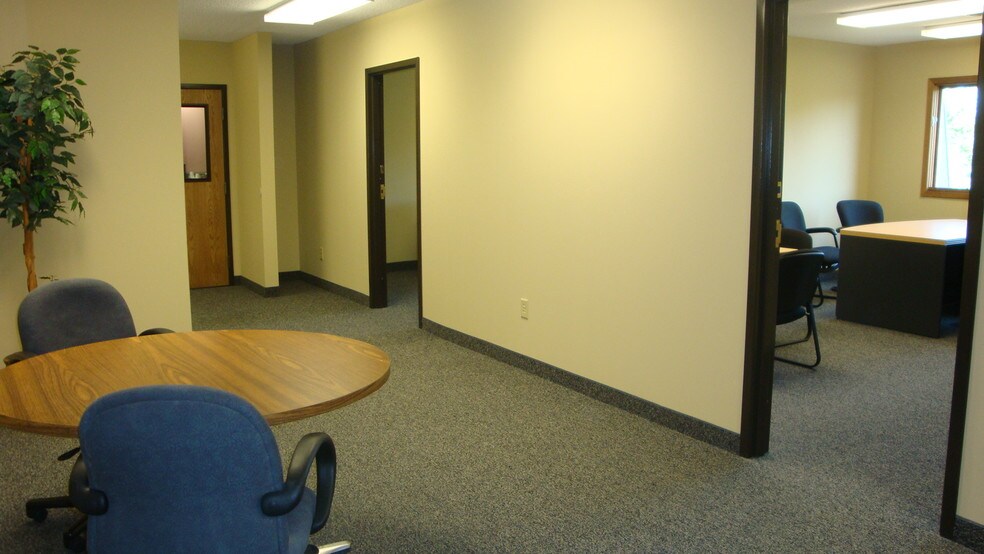 More Photos Of 2499 Rice St, Roseville Office For Lease