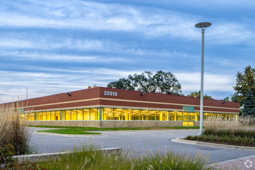 More Photos Of 25510 W 11 Mile Rd, Southfield Research And Development For Lease