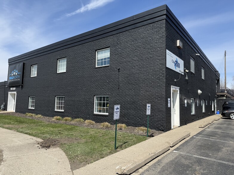 More Photos Of 1620 W 98th St, Bloomington Showroom For Lease