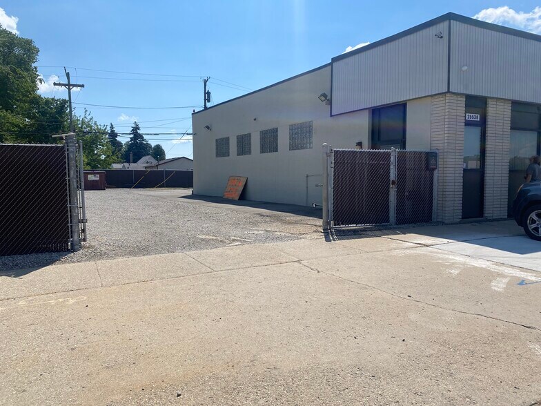 More Photos Of 25530 Schoenherr Rd, Warren Warehouse For Lease