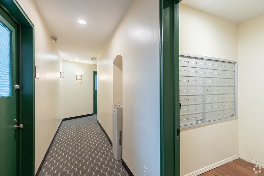 More Photos Of 7364-7390 Reading Rd, Cincinnati Storefront Retail Office For Lease