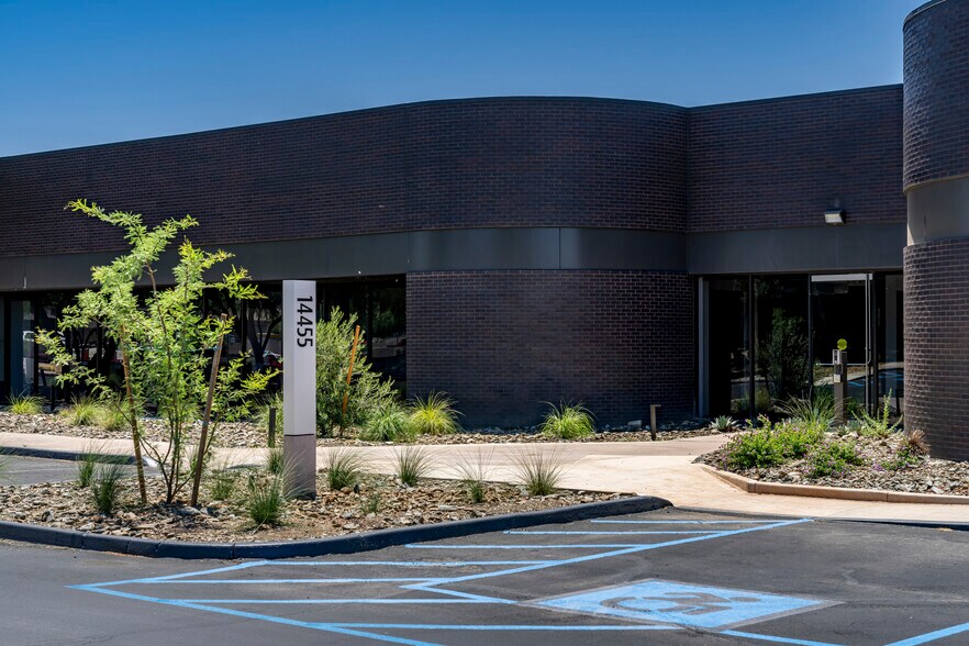 More Photos Of 14455 N Hayden Rd, Scottsdale Light Distribution For Sale