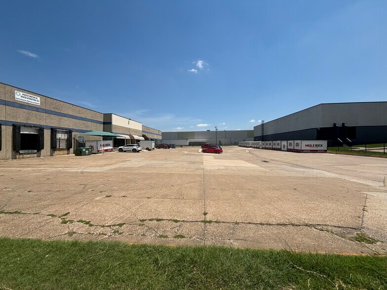 More Photos Of 2125-2127 Exchange Dr, Arlington Distribution For Lease