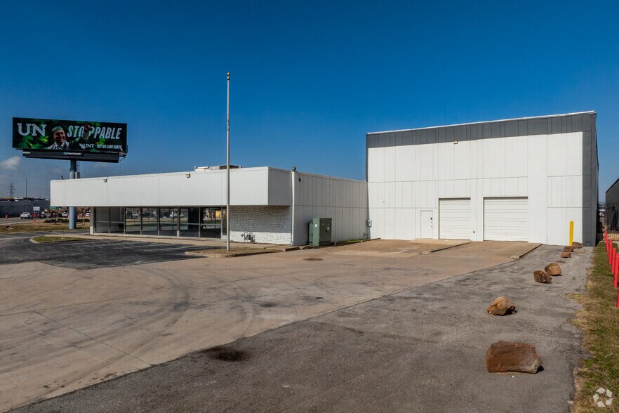 More Photos Of 12925 Lyndon B Johnson Fwy, Garland Showroom For Lease