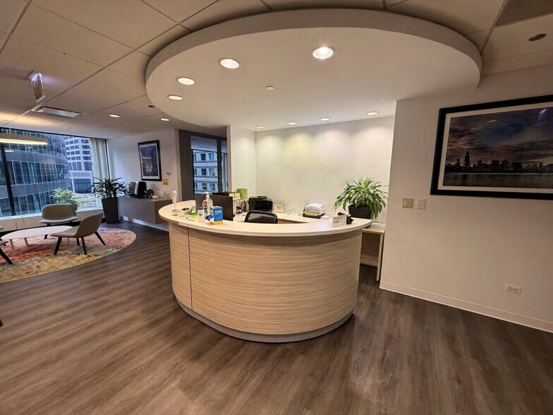 More Photos Of 230 W Monroe St, Chicago Office For Lease