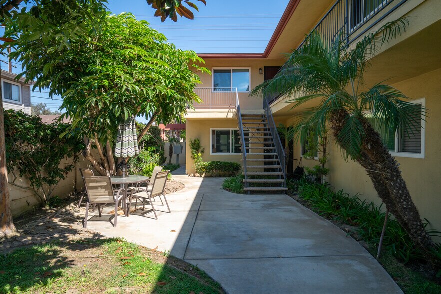 More Photos Of 383 W Wilson St, Costa Mesa Apartments For Sale