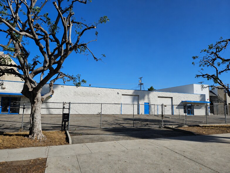 More Photos Of 325-329 Mira Loma Ave, Glendale Manufacturing For Lease