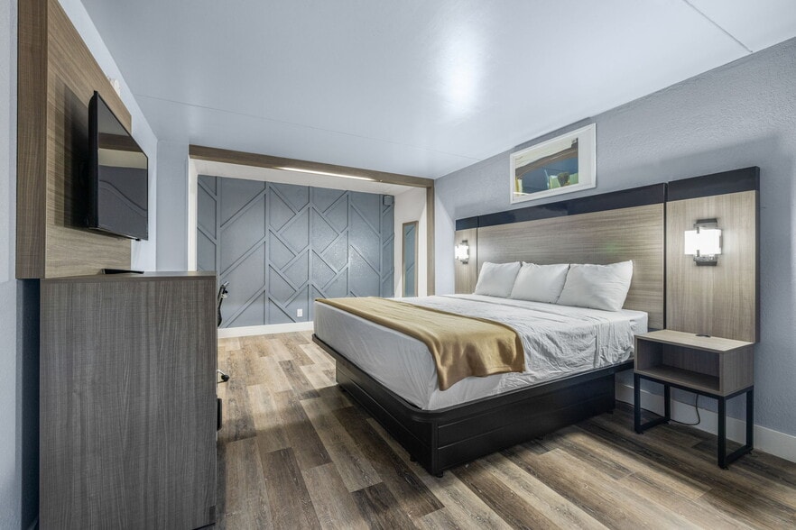 More Photos Of 2904 Melbourne St, Tampa Hotel For Sale