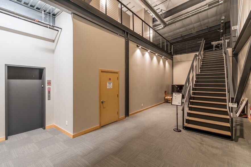 More Photos Of 913 Squalicum Way, Bellingham Distribution For Lease