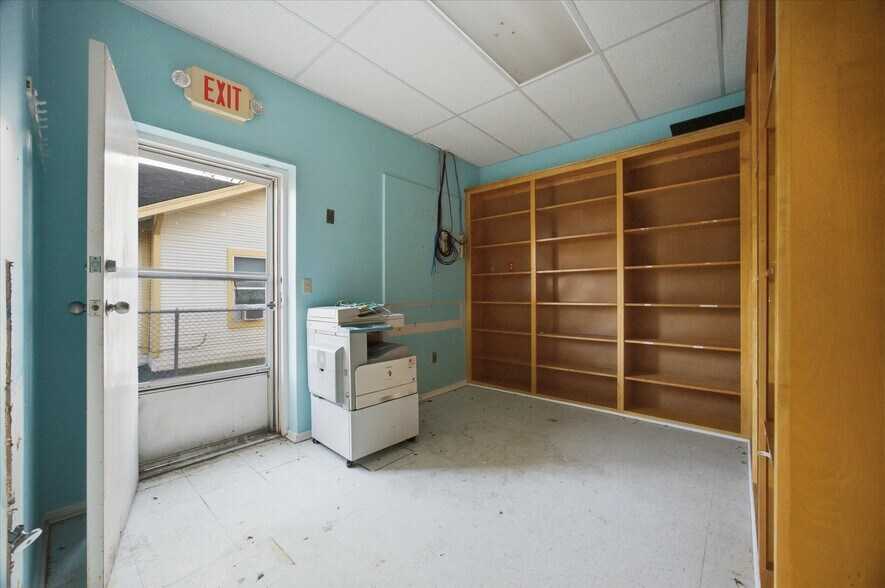 More Photos Of 2108 Monroe St, Commerce Showroom For Sale