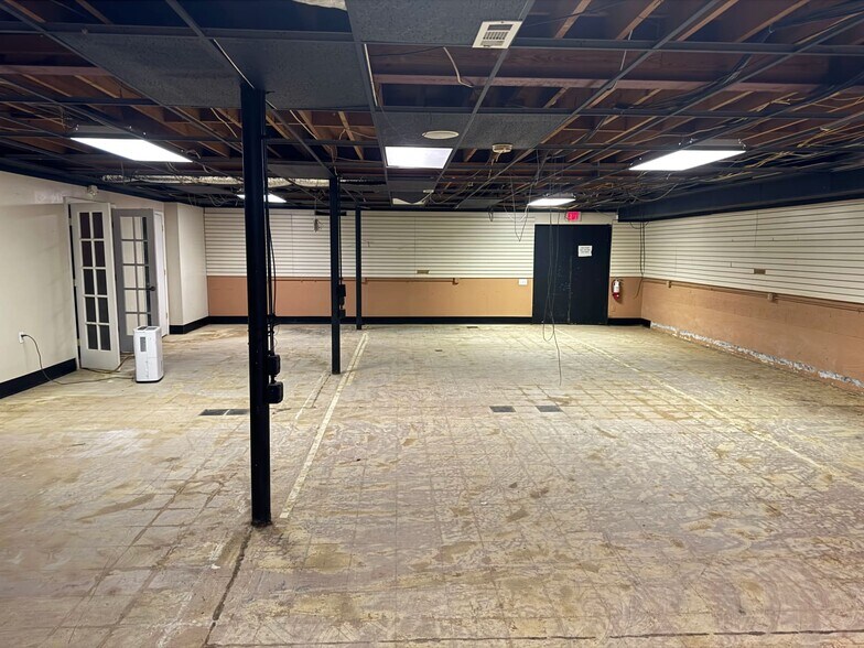 More Photos Of 2140 Lawndale Dr, Greensboro Storefront For Lease