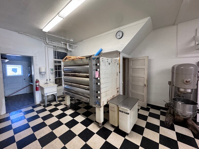 More Photos Of 2610 Lower Huntington Rd, Fort Wayne Storefront Retail Residential For Lease