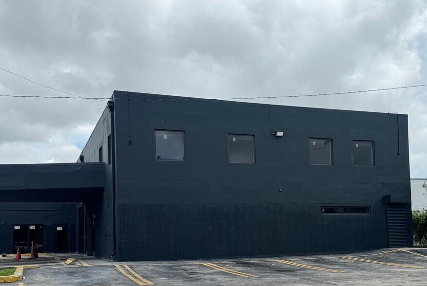 More Photos Of 10401-10409 Quail Roost Dr, Miami Service For Lease