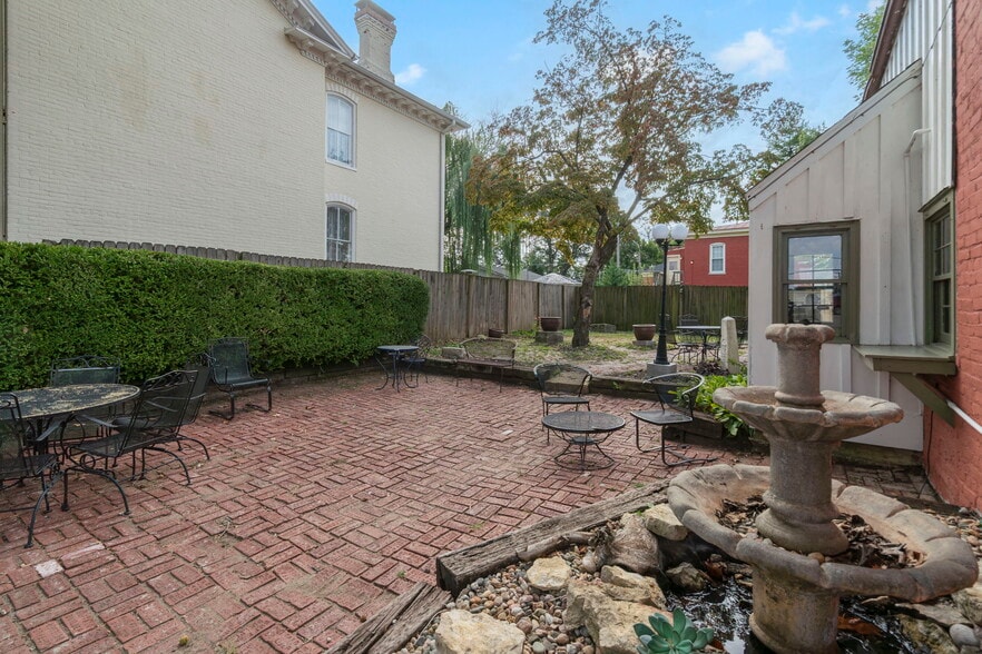 More Photos Of 901 Franklin Ave, Lexington General Retail For Sale