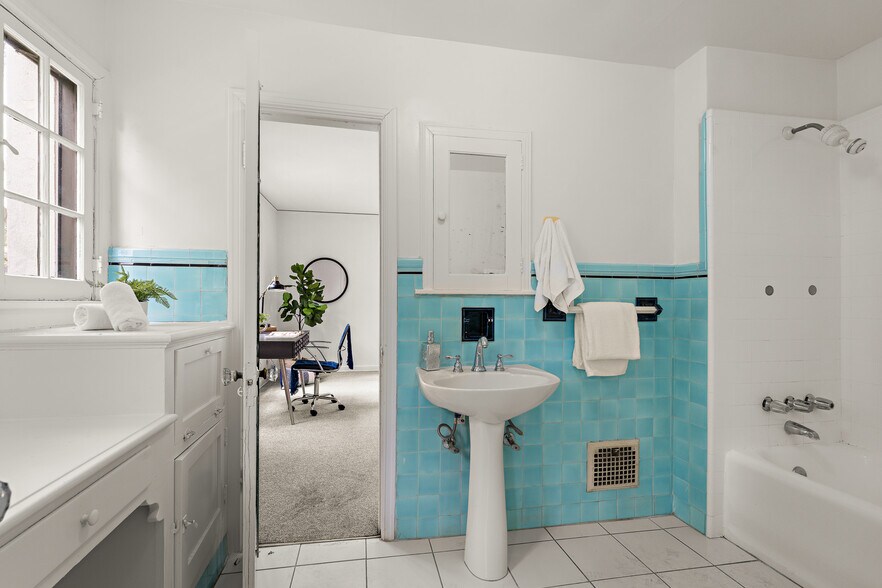 More Photos Of 1040 S Longwood Ave, Los Angeles Apartments For Sale