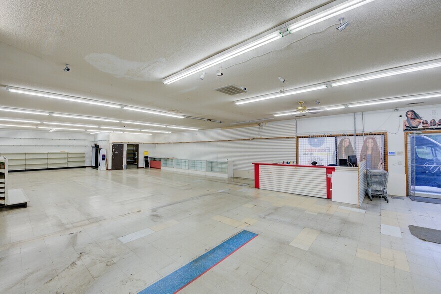 More Photos Of 2105 Decker Blvd, Columbia Freestanding For Sale