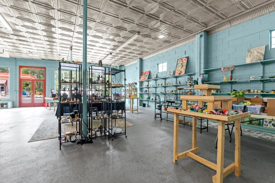 More Photos Of 403 Carthage St, Cameron General Retail For Sale