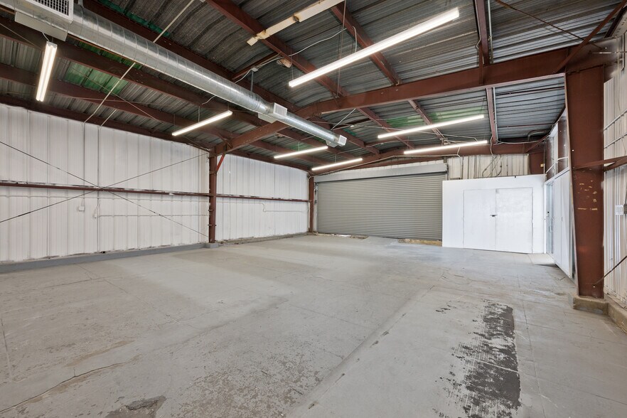 More Photos Of 3921 W Jefferson Blvd, Los Angeles Flex For Lease