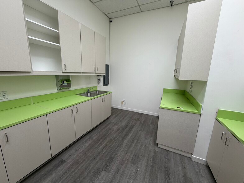 More Photos Of 301-307 N Main St, Santa Ana Storefront For Sale