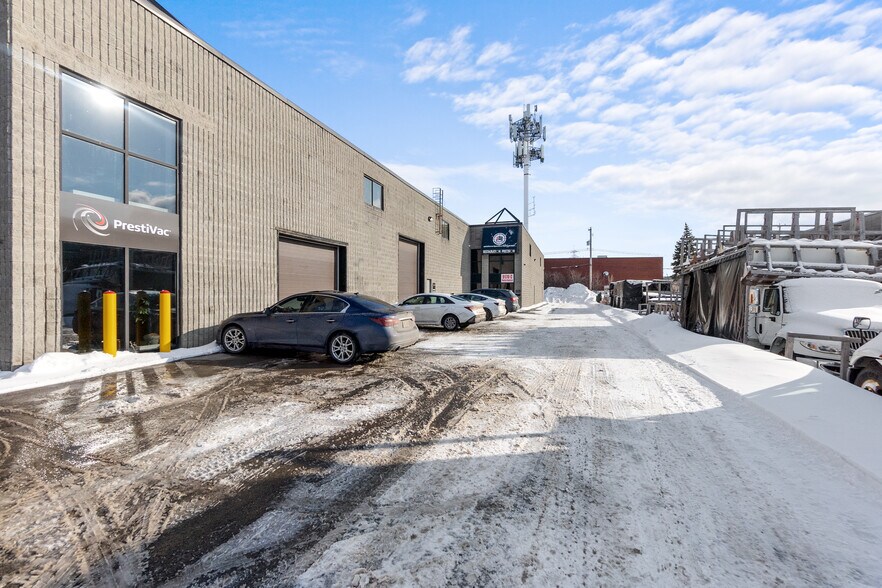 More Photos Of 9170 Boul Maurice-Duplessis, Montréal Warehouse For Lease