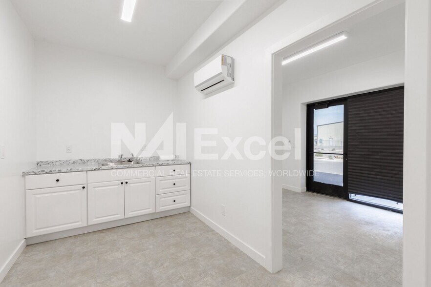 More Photos Of 692 S 5725 W, Hurricane Warehouse For Lease