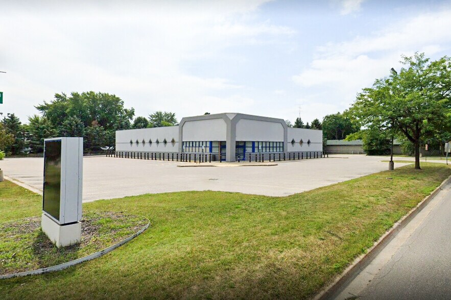 More Photos Of 936 E Ludington Ave, Ludington Drugstore For Sale