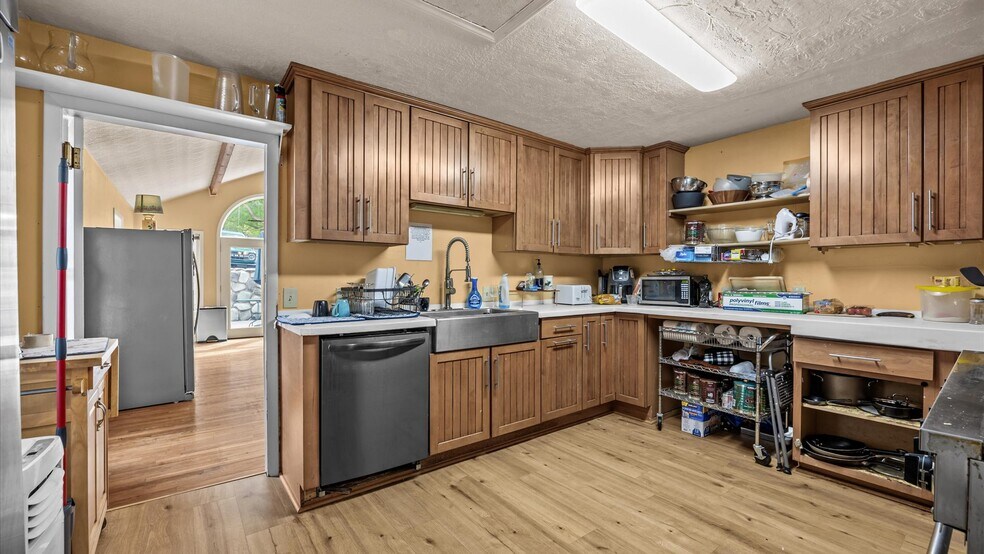 More Photos Of 118 6TH Ave, Ouray Hotel For Sale