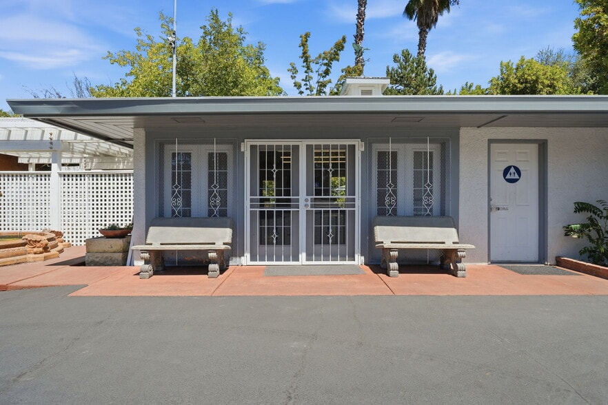 More Photos Of 870 Hartnell Ave, Redding Garden Center For Sale