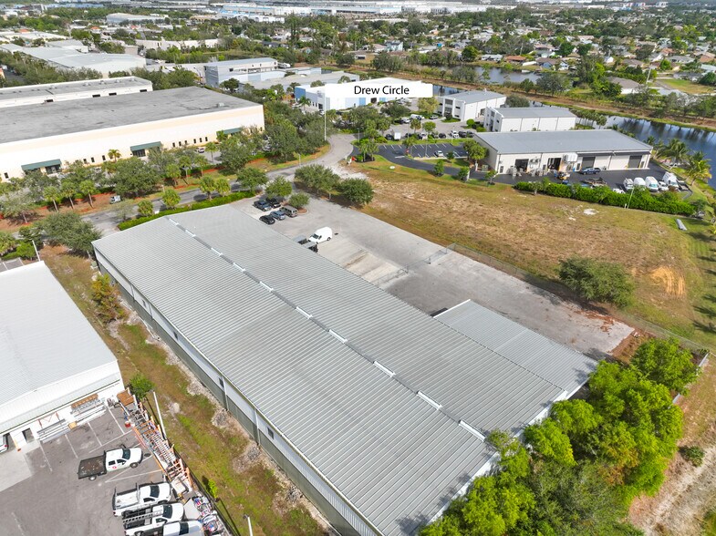 More Photos Of 7899 Drew Cir, Fort Myers Warehouse For Lease