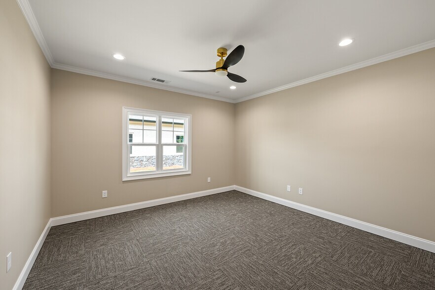 More Photos Of 1060 Garland Dr, Bogart Office For Sale