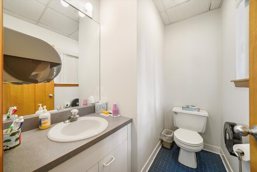 More Photos Of 468 Gidney Ave, Newburgh Medical For Sale