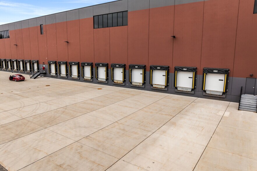More Photos Of 1000 MacArthur Blvd, Mahwah Distribution For Lease