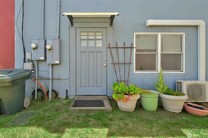 More Photos Of 112 1st Ave S, Ilwaco Storefront For Sale