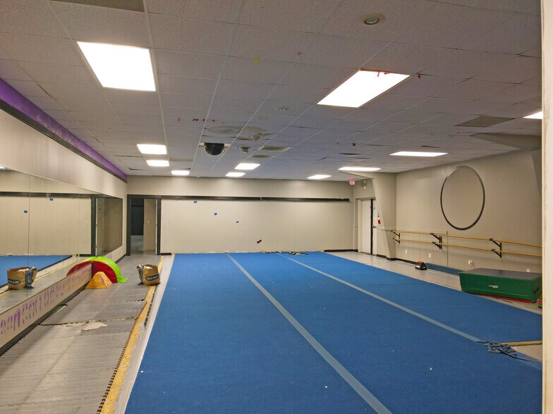 More Photos Of 3903 S Lamar Blvd, Oxford General Retail For Sale