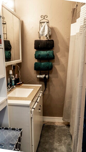 More Photos Of 120 N Main St, Yale Light Manufacturing For Sale