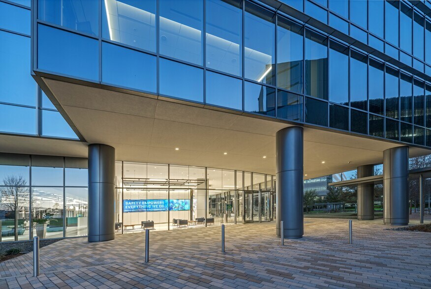 More Photos Of 1414 Enclave Pky, Houston Office For Sale