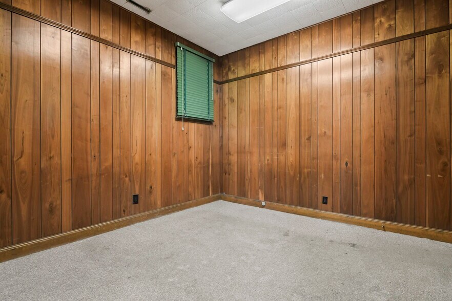 More Photos Of 901 N MacArthur Blvd, Springfield Warehouse For Lease